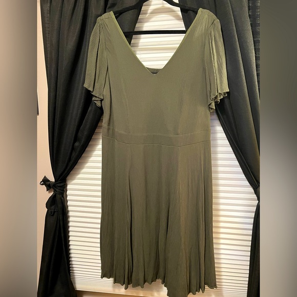 👗👗 Torrid Olive Green Short Sleeve Dress, Size 1 👗👗 - Picture 3 of 7
